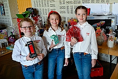 Fruehlf RW Rheinh 2024-05-09-03  Sonnenschein über Rheinhausen - Eine Tradition am Vatertag der KG Rot-Weiß Rheinhausen ist das Frühlingsfest auf der Festwiese an der Erlöserkirche in Rheinhausen. Dort hatten wir auch viel Spaß neben unserem offiziellen Besuch. : DVPJ, Holger II, Kinderprinz Phil II., Prinzessin, Mia I., Prinzessin Mia I., HDK, Duisburg, Karneval, Helau, Tollität, Event, Session 2024, Session 2025, Hauptausschuss, Gemeinschaft, Hauptausschuss Karneval Duisburg, Duisburg ist echt