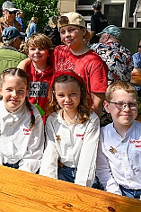 Fruehlf RW Rheinh 2024-05-09-04  Sonnenschein über Rheinhausen - Eine Tradition am Vatertag der KG Rot-Weiß Rheinhausen ist das Frühlingsfest auf der Festwiese an der Erlöserkirche in Rheinhausen. Dort hatten wir auch viel Spaß neben unserem offiziellen Besuch. : DVPJ, Holger II, Kinderprinz Phil II., Prinzessin, Mia I., Prinzessin Mia I., HDK, Duisburg, Karneval, Helau, Tollität, Event, Session 2024, Session 2025, Hauptausschuss, Gemeinschaft, Hauptausschuss Karneval Duisburg, Duisburg ist echt