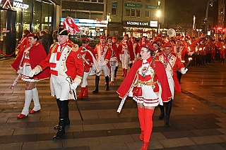 Hofburg 2025-01-17  01  Einzug in die Hofburg - Ein kühler Freitag Abend erwartet uns vor der Tür des IntercitsHotel bei der Begrüßung der anwesenden Gesellschaften und der Fahnenhissung se. Tollität Prinz Holger 2ten. Danach zog die Prinzencrew 2025 in ihre „Hofburg“. : DVPJ, Holger II, Kinderprinz Phil II., Prinzessin, Mia I., Prinzessin Mia I., HDK, Duisburg, Karneval, Helau, Tollität, Event, Session 2024, Session 2025, Hauptausschuss, Gemeinschaft, Hauptausschuss Karneval Duisburg, Duisburg ist echt