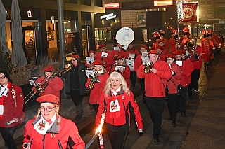 Hofburg 2025-01-17  02  Einzug in die Hofburg - Ein kühler Freitag Abend erwartet uns vor der Tür des IntercitsHotel bei der Begrüßung der anwesenden Gesellschaften und der Fahnenhissung se. Tollität Prinz Holger 2ten. Danach zog die Prinzencrew 2025 in ihre „Hofburg“. : DVPJ, Holger II, Kinderprinz Phil II., Prinzessin, Mia I., Prinzessin Mia I., HDK, Duisburg, Karneval, Helau, Tollität, Event, Session 2024, Session 2025, Hauptausschuss, Gemeinschaft, Hauptausschuss Karneval Duisburg, Duisburg ist echt