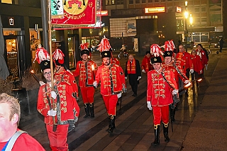 Hofburg 2025-01-17  03  Einzug in die Hofburg - Ein kühler Freitag Abend erwartet uns vor der Tür des IntercitsHotel bei der Begrüßung der anwesenden Gesellschaften und der Fahnenhissung se. Tollität Prinz Holger 2ten. Danach zog die Prinzencrew 2025 in ihre „Hofburg“. : DVPJ, Holger II, Kinderprinz Phil II., Prinzessin, Mia I., Prinzessin Mia I., HDK, Duisburg, Karneval, Helau, Tollität, Event, Session 2024, Session 2025, Hauptausschuss, Gemeinschaft, Hauptausschuss Karneval Duisburg, Duisburg ist echt