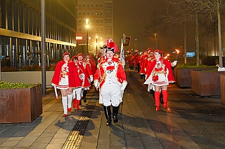 Hofburg 2025-01-17  04  Einzug in die Hofburg - Ein kühler Freitag Abend erwartet uns vor der Tür des IntercitsHotel bei der Begrüßung der anwesenden Gesellschaften und der Fahnenhissung se. Tollität Prinz Holger 2ten. Danach zog die Prinzencrew 2025 in ihre „Hofburg“. : DVPJ, Holger II, Kinderprinz Phil II., Prinzessin, Mia I., Prinzessin Mia I., HDK, Duisburg, Karneval, Helau, Tollität, Event, Session 2024, Session 2025, Hauptausschuss, Gemeinschaft, Hauptausschuss Karneval Duisburg, Duisburg ist echt