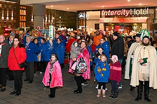 Hofburg 2025-01-17  05  Einzug in die Hofburg - Ein kühler Freitag Abend erwartet uns vor der Tür des IntercitsHotel bei der Begrüßung der anwesenden Gesellschaften und der Fahnenhissung se. Tollität Prinz Holger 2ten. Danach zog die Prinzencrew 2025 in ihre „Hofburg“. : DVPJ, Holger II, Kinderprinz Phil II., Prinzessin, Mia I., Prinzessin Mia I., HDK, Duisburg, Karneval, Helau, Tollität, Event, Session 2024, Session 2025, Hauptausschuss, Gemeinschaft, Hauptausschuss Karneval Duisburg, Duisburg ist echt