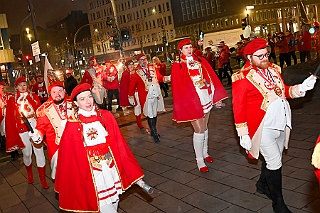 Hofburg 2025-01-17  06  Einzug in die Hofburg - Ein kühler Freitag Abend erwartet uns vor der Tür des IntercitsHotel bei der Begrüßung der anwesenden Gesellschaften und der Fahnenhissung se. Tollität Prinz Holger 2ten. Danach zog die Prinzencrew 2025 in ihre „Hofburg“. : DVPJ, Holger II, Kinderprinz Phil II., Prinzessin, Mia I., Prinzessin Mia I., HDK, Duisburg, Karneval, Helau, Tollität, Event, Session 2024, Session 2025, Hauptausschuss, Gemeinschaft, Hauptausschuss Karneval Duisburg, Duisburg ist echt