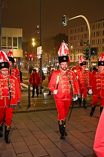 Hofburg 2025-01-17  07  Einzug in die Hofburg - Ein kühler Freitag Abend erwartet uns vor der Tür des IntercitsHotel bei der Begrüßung der anwesenden Gesellschaften und der Fahnenhissung se. Tollität Prinz Holger 2ten. Danach zog die Prinzencrew 2025 in ihre „Hofburg“. : DVPJ, Holger II, Kinderprinz Phil II., Prinzessin, Mia I., Prinzessin Mia I., HDK, Duisburg, Karneval, Helau, Tollität, Event, Session 2024, Session 2025, Hauptausschuss, Gemeinschaft, Hauptausschuss Karneval Duisburg, Duisburg ist echt