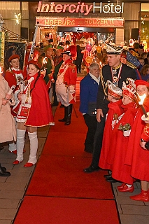 Hofburg 2025-01-17  09  Einzug in die Hofburg - Ein kühler Freitag Abend erwartet uns vor der Tür des IntercitsHotel bei der Begrüßung der anwesenden Gesellschaften und der Fahnenhissung se. Tollität Prinz Holger 2ten. Danach zog die Prinzencrew 2025 in ihre „Hofburg“. : DVPJ, Holger II, Kinderprinz Phil II., Prinzessin, Mia I., Prinzessin Mia I., HDK, Duisburg, Karneval, Helau, Tollität, Event, Session 2024, Session 2025, Hauptausschuss, Gemeinschaft, Hauptausschuss Karneval Duisburg, Duisburg ist echt