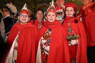 Hofburg 2025-01-17  10  Einzug in die Hofburg - Ein kühler Freitag Abend erwartet uns vor der Tür des IntercitsHotel bei der Begrüßung der anwesenden Gesellschaften und der Fahnenhissung se. Tollität Prinz Holger 2ten. Danach zog die Prinzencrew 2025 in ihre „Hofburg“. : DVPJ, Holger II, Kinderprinz Phil II., Prinzessin, Mia I., Prinzessin Mia I., HDK, Duisburg, Karneval, Helau, Tollität, Event, Session 2024, Session 2025, Hauptausschuss, Gemeinschaft, Hauptausschuss Karneval Duisburg, Duisburg ist echt