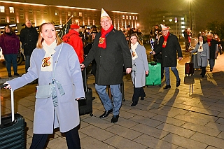 Hofburg 2025-01-17  11  Einzug in die Hofburg - Ein kühler Freitag Abend erwartet uns vor der Tür des IntercitsHotel bei der Begrüßung der anwesenden Gesellschaften und der Fahnenhissung se. Tollität Prinz Holger 2ten. Danach zog die Prinzencrew 2025 in ihre „Hofburg“. : DVPJ, Holger II, Kinderprinz Phil II., Prinzessin, Mia I., Prinzessin Mia I., HDK, Duisburg, Karneval, Helau, Tollität, Event, Session 2024, Session 2025, Hauptausschuss, Gemeinschaft, Hauptausschuss Karneval Duisburg, Duisburg ist echt