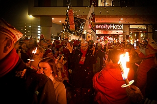 Hofburg 2025-01-17  13  Einzug in die Hofburg - Ein kühler Freitag Abend erwartet uns vor der Tür des IntercitsHotel bei der Begrüßung der anwesenden Gesellschaften und der Fahnenhissung se. Tollität Prinz Holger 2ten. Danach zog die Prinzencrew 2025 in ihre „Hofburg“. : DVPJ, Holger II, Kinderprinz Phil II., Prinzessin, Mia I., Prinzessin Mia I., HDK, Duisburg, Karneval, Helau, Tollität, Event, Session 2024, Session 2025, Hauptausschuss, Gemeinschaft, Hauptausschuss Karneval Duisburg, Duisburg ist echt