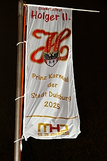 Hofburg 2025-01-17  14  Einzug in die Hofburg - Ein kühler Freitag Abend erwartet uns vor der Tür des IntercitsHotel bei der Begrüßung der anwesenden Gesellschaften und der Fahnenhissung se. Tollität Prinz Holger 2ten. Danach zog die Prinzencrew 2025 in ihre „Hofburg“. : DVPJ, Holger II, Kinderprinz Phil II., Prinzessin, Mia I., Prinzessin Mia I., HDK, Duisburg, Karneval, Helau, Tollität, Event, Session 2024, Session 2025, Hauptausschuss, Gemeinschaft, Hauptausschuss Karneval Duisburg, Duisburg ist echt