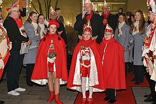 Hofburg 2025-01-17  15  Einzug in die Hofburg - Ein kühler Freitag Abend erwartet uns vor der Tür des IntercitsHotel bei der Begrüßung der anwesenden Gesellschaften und der Fahnenhissung se. Tollität Prinz Holger 2ten. Danach zog die Prinzencrew 2025 in ihre „Hofburg“. : DVPJ, Holger II, Kinderprinz Phil II., Prinzessin, Mia I., Prinzessin Mia I., HDK, Duisburg, Karneval, Helau, Tollität, Event, Session 2024, Session 2025, Hauptausschuss, Gemeinschaft, Hauptausschuss Karneval Duisburg, Duisburg ist echt