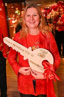 Hofburg 2025-01-17  16  Einzug in die Hofburg - Ein kühler Freitag Abend erwartet uns vor der Tür des IntercitsHotel bei der Begrüßung der anwesenden Gesellschaften und der Fahnenhissung se. Tollität Prinz Holger 2ten. Danach zog die Prinzencrew 2025 in ihre „Hofburg“. : DVPJ, Holger II, Kinderprinz Phil II., Prinzessin, Mia I., Prinzessin Mia I., HDK, Duisburg, Karneval, Helau, Tollität, Event, Session 2024, Session 2025, Hauptausschuss, Gemeinschaft, Hauptausschuss Karneval Duisburg, Duisburg ist echt