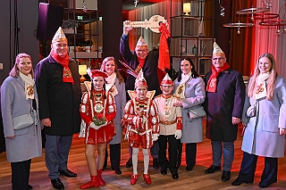Hofburg 2025-01-17  18  Einzug in die Hofburg - Ein kühler Freitag Abend erwartet uns vor der Tür des IntercitsHotel bei der Begrüßung der anwesenden Gesellschaften und der Fahnenhissung se. Tollität Prinz Holger 2ten. Danach zog die Prinzencrew 2025 in ihre „Hofburg“. : DVPJ, Holger II, Kinderprinz Phil II., Prinzessin, Mia I., Prinzessin Mia I., HDK, Duisburg, Karneval, Helau, Tollität, Event, Session 2024, Session 2025, Hauptausschuss, Gemeinschaft, Hauptausschuss Karneval Duisburg, Duisburg ist echt