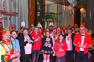 Hofburg 2025-01-17  21  Einzug in die Hofburg - Ein kühler Freitag Abend erwartet uns vor der Tür des IntercitsHotel bei der Begrüßung der anwesenden Gesellschaften und der Fahnenhissung se. Tollität Prinz Holger 2ten. Danach zog die Prinzencrew 2025 in ihre „Hofburg“. : DVPJ, Holger II, Kinderprinz Phil II., Prinzessin, Mia I., Prinzessin Mia I., HDK, Duisburg, Karneval, Helau, Tollität, Event, Session 2024, Session 2025, Hauptausschuss, Gemeinschaft, Hauptausschuss Karneval Duisburg, Duisburg ist echt