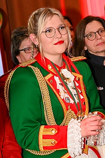 Hofburg 2025-01-17  22  Einzug in die Hofburg - Ein kühler Freitag Abend erwartet uns vor der Tür des IntercitsHotel bei der Begrüßung der anwesenden Gesellschaften und der Fahnenhissung se. Tollität Prinz Holger 2ten. Danach zog die Prinzencrew 2025 in ihre „Hofburg“. : DVPJ, Holger II, Kinderprinz Phil II., Prinzessin, Mia I., Prinzessin Mia I., HDK, Duisburg, Karneval, Helau, Tollität, Event, Session 2024, Session 2025, Hauptausschuss, Gemeinschaft, Hauptausschuss Karneval Duisburg, Duisburg ist echt