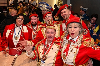 Hofburg 2025-01-17  23  Einzug in die Hofburg - Ein kühler Freitag Abend erwartet uns vor der Tür des IntercitsHotel bei der Begrüßung der anwesenden Gesellschaften und der Fahnenhissung se. Tollität Prinz Holger 2ten. Danach zog die Prinzencrew 2025 in ihre „Hofburg“. : DVPJ, Holger II, Kinderprinz Phil II., Prinzessin, Mia I., Prinzessin Mia I., HDK, Duisburg, Karneval, Helau, Tollität, Event, Session 2024, Session 2025, Hauptausschuss, Gemeinschaft, Hauptausschuss Karneval Duisburg, Duisburg ist echt