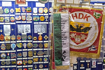 KarMuseum 2025-01-21 02  Im Karnevalsmuseum - Im 1. Niederrheinische Karnevalsmuseum, existiert seit 1973, wird die Geschichte des niederrheinischen  Karnevals bis heute dargestellt. Orden, Orden und noch mehr Orden sind in den Vitrinen zu sehen. Es begegnen einem auch in Ornaten und Uniformen bekleidete Schaufensterfiguren. : DVPJ, Holger II, Kinderprinz Phil II., Prinzessin, Mia I., Prinzessin Mia I., HDK, Duisburg, Karneval, Helau, Tollität, Event, Session 2024, Session 2025, Hauptausschuss, Gemeinschaft, Hauptausschuss Karneval Duisburg, Duisburg ist echt