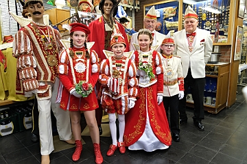 KarMuseum 2025-01-21 03  Im Karnevalsmuseum - Im 1. Niederrheinische Karnevalsmuseum, existiert seit 1973, wird die Geschichte des niederrheinischen  Karnevals bis heute dargestellt. Orden, Orden und noch mehr Orden sind in den Vitrinen zu sehen. Es begegnen einem auch in Ornaten und Uniformen bekleidete Schaufensterfiguren. : DVPJ, Holger II, Kinderprinz Phil II., Prinzessin, Mia I., Prinzessin Mia I., HDK, Duisburg, Karneval, Helau, Tollität, Event, Session 2024, Session 2025, Hauptausschuss, Gemeinschaft, Hauptausschuss Karneval Duisburg, Duisburg ist echt