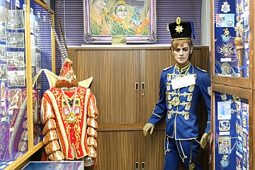KarMuseum 2025-01-21 08  Im Karnevalsmuseum - Im 1. Niederrheinische Karnevalsmuseum, existiert seit 1973, wird die Geschichte des niederrheinischen  Karnevals bis heute dargestellt. Orden, Orden und noch mehr Orden sind in den Vitrinen zu sehen. Es begegnen einem auch in Ornaten und Uniformen bekleidete Schaufensterfiguren. : DVPJ, Holger II, Kinderprinz Phil II., Prinzessin, Mia I., Prinzessin Mia I., HDK, Duisburg, Karneval, Helau, Tollität, Event, Session 2024, Session 2025, Hauptausschuss, Gemeinschaft, Hauptausschuss Karneval Duisburg, Duisburg ist echt