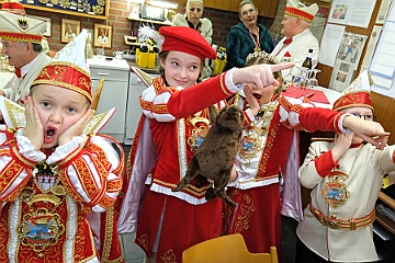 KarMuseum 2025-01-21 17  Im Karnevalsmuseum - Im 1. Niederrheinische Karnevalsmuseum, existiert seit 1973, wird die Geschichte des niederrheinischen  Karnevals bis heute dargestellt. Orden, Orden und noch mehr Orden sind in den Vitrinen zu sehen. Es begegnen einem auch in Ornaten und Uniformen bekleidete Schaufensterfiguren. : DVPJ, Holger II, Kinderprinz Phil II., Prinzessin, Mia I., Prinzessin Mia I., HDK, Duisburg, Karneval, Helau, Tollität, Event, Session 2024, Session 2025, Hauptausschuss, Gemeinschaft, Hauptausschuss Karneval Duisburg, Duisburg ist echt