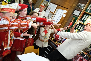 KarMuseum 2025-01-21 18  Im Karnevalsmuseum - Im 1. Niederrheinische Karnevalsmuseum, existiert seit 1973, wird die Geschichte des niederrheinischen  Karnevals bis heute dargestellt. Orden, Orden und noch mehr Orden sind in den Vitrinen zu sehen. Es begegnen einem auch in Ornaten und Uniformen bekleidete Schaufensterfiguren. : DVPJ, Holger II, Kinderprinz Phil II., Prinzessin, Mia I., Prinzessin Mia I., HDK, Duisburg, Karneval, Helau, Tollität, Event, Session 2024, Session 2025, Hauptausschuss, Gemeinschaft, Hauptausschuss Karneval Duisburg, Duisburg ist echt
