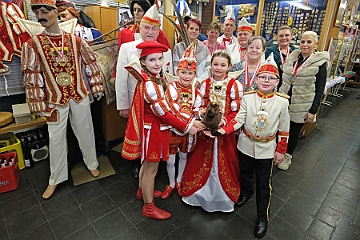 KarMuseum 2025-01-21 21  Im Karnevalsmuseum - Im 1. Niederrheinische Karnevalsmuseum, existiert seit 1973, wird die Geschichte des niederrheinischen  Karnevals bis heute dargestellt. Orden, Orden und noch mehr Orden sind in den Vitrinen zu sehen. Es begegnen einem auch in Ornaten und Uniformen bekleidete Schaufensterfiguren. : DVPJ, Holger II, Kinderprinz Phil II., Prinzessin, Mia I., Prinzessin Mia I., HDK, Duisburg, Karneval, Helau, Tollität, Event, Session 2024, Session 2025, Hauptausschuss, Gemeinschaft, Hauptausschuss Karneval Duisburg, Duisburg ist echt