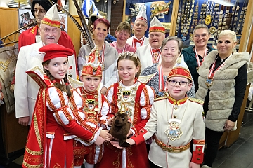 KarMuseum 2025-01-21 22  Im Karnevalsmuseum - Im 1. Niederrheinische Karnevalsmuseum, existiert seit 1973, wird die Geschichte des niederrheinischen  Karnevals bis heute dargestellt. Orden, Orden und noch mehr Orden sind in den Vitrinen zu sehen. Es begegnen einem auch in Ornaten und Uniformen bekleidete Schaufensterfiguren. : DVPJ, Holger II, Kinderprinz Phil II., Prinzessin, Mia I., Prinzessin Mia I., HDK, Duisburg, Karneval, Helau, Tollität, Event, Session 2024, Session 2025, Hauptausschuss, Gemeinschaft, Hauptausschuss Karneval Duisburg, Duisburg ist echt