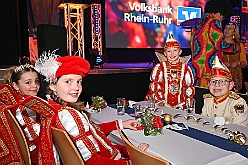 Volksbank 2025--01-23 003  Karnevalssitzung der Volksbank Rhein-Ruhr - Zum 9. Mal stand eine Karnevalssitzung der Volksbank im Terminkalender des Steinhofs in Huckingen. Wir waren dort mit Prinz Holger II. und den großartigen Künstlern des Kölner Karnevals. U.a. waren Martin Schopps, die Räuber, Kasalla,der Sitzungspräsidenten Volker Weininger dabei. : DVPJ, Holger II, Kinderprinz Phil II., Prinzessin, Mia I., Prinzessin Mia I., HDK, Duisburg, Karneval, Helau, Tollität, Event, Session 2024, Session 2025, Hauptausschuss, Gemeinschaft, Hauptausschuss Karneval Duisburg, Duisburg ist echt