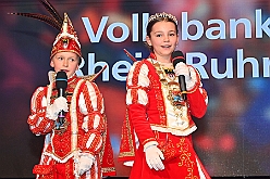 Volksbank 2025--01-23 023  Karnevalssitzung der Volksbank Rhein-Ruhr - Zum 9. Mal stand eine Karnevalssitzung der Volksbank im Terminkalender des Steinhofs in Huckingen. Wir waren dort mit Prinz Holger II. und den großartigen Künstlern des Kölner Karnevals. U.a. waren Martin Schopps, die Räuber, Kasalla,der Sitzungspräsidenten Volker Weininger dabei. : DVPJ, Holger II, Kinderprinz Phil II., Prinzessin, Mia I., Prinzessin Mia I., HDK, Duisburg, Karneval, Helau, Tollität, Event, Session 2024, Session 2025, Hauptausschuss, Gemeinschaft, Hauptausschuss Karneval Duisburg, Duisburg ist echt