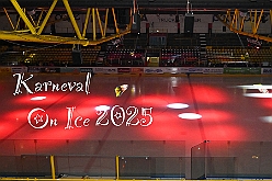 Karneval ONI CE 2025-01-24 01  Karneval ON ICE mit Prinzenwiegen - Das Prinzenwiegen der kleinen wie großen Tollitäten war neu im Programm der dritten Auflage von „Karneval ON ICE“ in der PreZero Rheinlandhalle . Dazu Eislaufen bei karnevalistischem Tönen. Dann wurde  auch noch Eishockey gespielt, Team Karneval gegen Team Rathaus, mit dem Sieg in diesem Jahr für das Team Rathaus. : DVPJ, Prinz, Prinzessin, Pagen, HDK, Duisburg, Karneval, Helau, Tollität, Event, Session 2024, Session 2025, Holger II, Phil II., Mia I., Hauptausschuss, Gemeinschaft, Hauptausschuss Karneval Duisburg, Duisburg ist echt