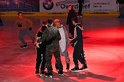 Karneval ONI CE 2025-01-24 02  Karneval ON ICE mit Prinzenwiegen - Das Prinzenwiegen der kleinen wie großen Tollitäten war neu im Programm der dritten Auflage von „Karneval ON ICE“ in der PreZero Rheinlandhalle . Dazu Eislaufen bei karnevalistischem Tönen. Dann wurde  auch noch Eishockey gespielt, Team Karneval gegen Team Rathaus, mit dem Sieg in diesem Jahr für das Team Rathaus. : DVPJ, Prinz, Prinzessin, Pagen, HDK, Duisburg, Karneval, Helau, Tollität, Event, Session 2024, Session 2025, Holger II, Phil II., Mia I., Hauptausschuss, Gemeinschaft, Hauptausschuss Karneval Duisburg, Duisburg ist echt