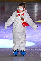 Karneval ONI CE 2025-01-24 03  Karneval ON ICE mit Prinzenwiegen - Das Prinzenwiegen der kleinen wie großen Tollitäten war neu im Programm der dritten Auflage von „Karneval ON ICE“ in der PreZero Rheinlandhalle . Dazu Eislaufen bei karnevalistischem Tönen. Dann wurde  auch noch Eishockey gespielt, Team Karneval gegen Team Rathaus, mit dem Sieg in diesem Jahr für das Team Rathaus. : DVPJ, Prinz, Prinzessin, Pagen, HDK, Duisburg, Karneval, Helau, Tollität, Event, Session 2024, Session 2025, Holger II, Phil II., Mia I., Hauptausschuss, Gemeinschaft, Hauptausschuss Karneval Duisburg, Duisburg ist echt
