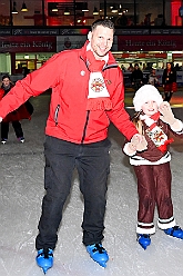 Karneval ONI CE 2025-01-24 07  Karneval ON ICE mit Prinzenwiegen - Das Prinzenwiegen der kleinen wie großen Tollitäten war neu im Programm der dritten Auflage von „Karneval ON ICE“ in der PreZero Rheinlandhalle . Dazu Eislaufen bei karnevalistischem Tönen. Dann wurde  auch noch Eishockey gespielt, Team Karneval gegen Team Rathaus, mit dem Sieg in diesem Jahr für das Team Rathaus. : DVPJ, Prinz, Prinzessin, Pagen, HDK, Duisburg, Karneval, Helau, Tollität, Event, Session 2024, Session 2025, Holger II, Phil II., Mia I., Hauptausschuss, Gemeinschaft, Hauptausschuss Karneval Duisburg, Duisburg ist echt