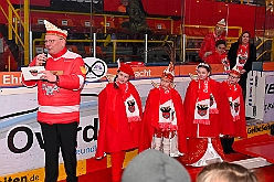 Karneval ONI CE 2025-01-24 10  Karneval ON ICE mit Prinzenwiegen - Das Prinzenwiegen der kleinen wie großen Tollitäten war neu im Programm der dritten Auflage von „Karneval ON ICE“ in der PreZero Rheinlandhalle . Dazu Eislaufen bei karnevalistischem Tönen. Dann wurde  auch noch Eishockey gespielt, Team Karneval gegen Team Rathaus, mit dem Sieg in diesem Jahr für das Team Rathaus. : DVPJ, Prinz, Prinzessin, Pagen, HDK, Duisburg, Karneval, Helau, Tollität, Event, Session 2024, Session 2025, Holger II, Phil II., Mia I., Hauptausschuss, Gemeinschaft, Hauptausschuss Karneval Duisburg, Duisburg ist echt