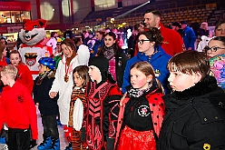 Karneval ONI CE 2025-01-24 11  Karneval ON ICE mit Prinzenwiegen - Das Prinzenwiegen der kleinen wie großen Tollitäten war neu im Programm der dritten Auflage von „Karneval ON ICE“ in der PreZero Rheinlandhalle . Dazu Eislaufen bei karnevalistischem Tönen. Dann wurde  auch noch Eishockey gespielt, Team Karneval gegen Team Rathaus, mit dem Sieg in diesem Jahr für das Team Rathaus. : DVPJ, Prinz, Prinzessin, Pagen, HDK, Duisburg, Karneval, Helau, Tollität, Event, Session 2024, Session 2025, Holger II, Phil II., Mia I., Hauptausschuss, Gemeinschaft, Hauptausschuss Karneval Duisburg, Duisburg ist echt