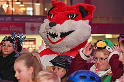 Karneval ONI CE 2025-01-24 12  Karneval ON ICE mit Prinzenwiegen - Das Prinzenwiegen der kleinen wie großen Tollitäten war neu im Programm der dritten Auflage von „Karneval ON ICE“ in der PreZero Rheinlandhalle . Dazu Eislaufen bei karnevalistischem Tönen. Dann wurde  auch noch Eishockey gespielt, Team Karneval gegen Team Rathaus, mit dem Sieg in diesem Jahr für das Team Rathaus. : DVPJ, Prinz, Prinzessin, Pagen, HDK, Duisburg, Karneval, Helau, Tollität, Event, Session 2024, Session 2025, Holger II, Phil II., Mia I., Hauptausschuss, Gemeinschaft, Hauptausschuss Karneval Duisburg, Duisburg ist echt