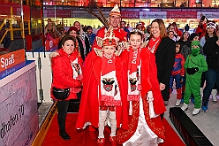 Karneval ONI CE 2025-01-24 14  Karneval ON ICE mit Prinzenwiegen - Das Prinzenwiegen der kleinen wie großen Tollitäten war neu im Programm der dritten Auflage von „Karneval ON ICE“ in der PreZero Rheinlandhalle . Dazu Eislaufen bei karnevalistischem Tönen. Dann wurde  auch noch Eishockey gespielt, Team Karneval gegen Team Rathaus, mit dem Sieg in diesem Jahr für das Team Rathaus. : DVPJ, Prinz, Prinzessin, Pagen, HDK, Duisburg, Karneval, Helau, Tollität, Event, Session 2024, Session 2025, Holger II, Phil II., Mia I., Hauptausschuss, Gemeinschaft, Hauptausschuss Karneval Duisburg, Duisburg ist echt