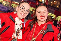 Karneval ONI CE 2025-01-24 16  Karneval ON ICE mit Prinzenwiegen - Das Prinzenwiegen der kleinen wie großen Tollitäten war neu im Programm der dritten Auflage von „Karneval ON ICE“ in der PreZero Rheinlandhalle . Dazu Eislaufen bei karnevalistischem Tönen. Dann wurde  auch noch Eishockey gespielt, Team Karneval gegen Team Rathaus, mit dem Sieg in diesem Jahr für das Team Rathaus. : DVPJ, Prinz, Prinzessin, Pagen, HDK, Duisburg, Karneval, Helau, Tollität, Event, Session 2024, Session 2025, Holger II, Phil II., Mia I., Hauptausschuss, Gemeinschaft, Hauptausschuss Karneval Duisburg, Duisburg ist echt