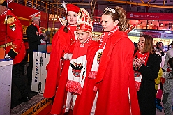 Karneval ONI CE 2025-01-24 17  Karneval ON ICE mit Prinzenwiegen - Das Prinzenwiegen der kleinen wie großen Tollitäten war neu im Programm der dritten Auflage von „Karneval ON ICE“ in der PreZero Rheinlandhalle . Dazu Eislaufen bei karnevalistischem Tönen. Dann wurde  auch noch Eishockey gespielt, Team Karneval gegen Team Rathaus, mit dem Sieg in diesem Jahr für das Team Rathaus. : DVPJ, Prinz, Prinzessin, Pagen, HDK, Duisburg, Karneval, Helau, Tollität, Event, Session 2024, Session 2025, Holger II, Phil II., Mia I., Hauptausschuss, Gemeinschaft, Hauptausschuss Karneval Duisburg, Duisburg ist echt