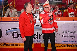 Karneval ONI CE 2025-01-24 18  Karneval ON ICE mit Prinzenwiegen - Das Prinzenwiegen der kleinen wie großen Tollitäten war neu im Programm der dritten Auflage von „Karneval ON ICE“ in der PreZero Rheinlandhalle . Dazu Eislaufen bei karnevalistischem Tönen. Dann wurde  auch noch Eishockey gespielt, Team Karneval gegen Team Rathaus, mit dem Sieg in diesem Jahr für das Team Rathaus. : DVPJ, Prinz, Prinzessin, Pagen, HDK, Duisburg, Karneval, Helau, Tollität, Event, Session 2024, Session 2025, Holger II, Phil II., Mia I., Hauptausschuss, Gemeinschaft, Hauptausschuss Karneval Duisburg, Duisburg ist echt