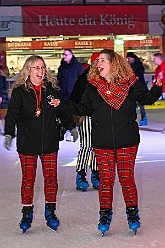 Karneval ONI CE 2025-01-24 20  Karneval ON ICE mit Prinzenwiegen - Das Prinzenwiegen der kleinen wie großen Tollitäten war neu im Programm der dritten Auflage von „Karneval ON ICE“ in der PreZero Rheinlandhalle . Dazu Eislaufen bei karnevalistischem Tönen. Dann wurde  auch noch Eishockey gespielt, Team Karneval gegen Team Rathaus, mit dem Sieg in diesem Jahr für das Team Rathaus. : DVPJ, Prinz, Prinzessin, Pagen, HDK, Duisburg, Karneval, Helau, Tollität, Event, Session 2024, Session 2025, Holger II, Phil II., Mia I., Hauptausschuss, Gemeinschaft, Hauptausschuss Karneval Duisburg, Duisburg ist echt