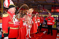 Karneval ONI CE 2025-01-24 21  Karneval ON ICE mit Prinzenwiegen - Das Prinzenwiegen der kleinen wie großen Tollitäten war neu im Programm der dritten Auflage von „Karneval ON ICE“ in der PreZero Rheinlandhalle . Dazu Eislaufen bei karnevalistischem Tönen. Dann wurde  auch noch Eishockey gespielt, Team Karneval gegen Team Rathaus, mit dem Sieg in diesem Jahr für das Team Rathaus. : DVPJ, Prinz, Prinzessin, Pagen, HDK, Duisburg, Karneval, Helau, Tollität, Event, Session 2024, Session 2025, Holger II, Phil II., Mia I., Hauptausschuss, Gemeinschaft, Hauptausschuss Karneval Duisburg, Duisburg ist echt