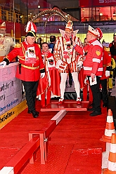 Karneval ONI CE 2025-01-24 22  Karneval ON ICE mit Prinzenwiegen - Das Prinzenwiegen der kleinen wie großen Tollitäten war neu im Programm der dritten Auflage von „Karneval ON ICE“ in der PreZero Rheinlandhalle . Dazu Eislaufen bei karnevalistischem Tönen. Dann wurde  auch noch Eishockey gespielt, Team Karneval gegen Team Rathaus, mit dem Sieg in diesem Jahr für das Team Rathaus. : DVPJ, Prinz, Prinzessin, Pagen, HDK, Duisburg, Karneval, Helau, Tollität, Event, Session 2024, Session 2025, Holger II, Phil II., Mia I., Hauptausschuss, Gemeinschaft, Hauptausschuss Karneval Duisburg, Duisburg ist echt