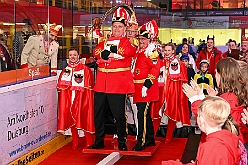 Karneval ONI CE 2025-01-24 23  Karneval ON ICE mit Prinzenwiegen - Das Prinzenwiegen der kleinen wie großen Tollitäten war neu im Programm der dritten Auflage von „Karneval ON ICE“ in der PreZero Rheinlandhalle . Dazu Eislaufen bei karnevalistischem Tönen. Dann wurde  auch noch Eishockey gespielt, Team Karneval gegen Team Rathaus, mit dem Sieg in diesem Jahr für das Team Rathaus. : DVPJ, Prinz, Prinzessin, Pagen, HDK, Duisburg, Karneval, Helau, Tollität, Event, Session 2024, Session 2025, Holger II, Phil II., Mia I., Hauptausschuss, Gemeinschaft, Hauptausschuss Karneval Duisburg, Duisburg ist echt