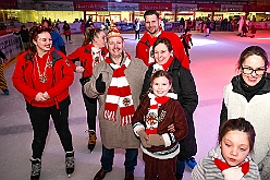 Karneval ONI CE 2025-01-24 25  Karneval ON ICE mit Prinzenwiegen - Das Prinzenwiegen der kleinen wie großen Tollitäten war neu im Programm der dritten Auflage von „Karneval ON ICE“ in der PreZero Rheinlandhalle . Dazu Eislaufen bei karnevalistischem Tönen. Dann wurde  auch noch Eishockey gespielt, Team Karneval gegen Team Rathaus, mit dem Sieg in diesem Jahr für das Team Rathaus. : DVPJ, Prinz, Prinzessin, Pagen, HDK, Duisburg, Karneval, Helau, Tollität, Event, Session 2024, Session 2025, Holger II, Phil II., Mia I., Hauptausschuss, Gemeinschaft, Hauptausschuss Karneval Duisburg, Duisburg ist echt