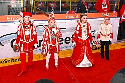 Karneval ONI CE 2025-01-24 28  Karneval ON ICE mit Prinzenwiegen - Das Prinzenwiegen der kleinen wie großen Tollitäten war neu im Programm der dritten Auflage von „Karneval ON ICE“ in der PreZero Rheinlandhalle . Dazu Eislaufen bei karnevalistischem Tönen. Dann wurde  auch noch Eishockey gespielt, Team Karneval gegen Team Rathaus, mit dem Sieg in diesem Jahr für das Team Rathaus. : DVPJ, Prinz, Prinzessin, Pagen, HDK, Duisburg, Karneval, Helau, Tollität, Event, Session 2024, Session 2025, Holger II, Phil II., Mia I., Hauptausschuss, Gemeinschaft, Hauptausschuss Karneval Duisburg, Duisburg ist echt