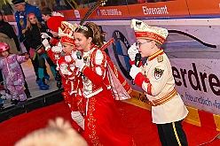 Karneval ONI CE 2025-01-24 29  Karneval ON ICE mit Prinzenwiegen - Das Prinzenwiegen der kleinen wie großen Tollitäten war neu im Programm der dritten Auflage von „Karneval ON ICE“ in der PreZero Rheinlandhalle . Dazu Eislaufen bei karnevalistischem Tönen. Dann wurde  auch noch Eishockey gespielt, Team Karneval gegen Team Rathaus, mit dem Sieg in diesem Jahr für das Team Rathaus. : DVPJ, Prinz, Prinzessin, Pagen, HDK, Duisburg, Karneval, Helau, Tollität, Event, Session 2024, Session 2025, Holger II, Phil II., Mia I., Hauptausschuss, Gemeinschaft, Hauptausschuss Karneval Duisburg, Duisburg ist echt