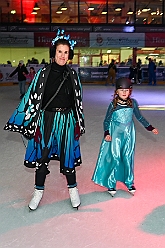 Karneval ONI CE 2025-01-24 30  Karneval ON ICE mit Prinzenwiegen - Das Prinzenwiegen der kleinen wie großen Tollitäten war neu im Programm der dritten Auflage von „Karneval ON ICE“ in der PreZero Rheinlandhalle . Dazu Eislaufen bei karnevalistischem Tönen. Dann wurde  auch noch Eishockey gespielt, Team Karneval gegen Team Rathaus, mit dem Sieg in diesem Jahr für das Team Rathaus. : DVPJ, Prinz, Prinzessin, Pagen, HDK, Duisburg, Karneval, Helau, Tollität, Event, Session 2024, Session 2025, Holger II, Phil II., Mia I., Hauptausschuss, Gemeinschaft, Hauptausschuss Karneval Duisburg, Duisburg ist echt