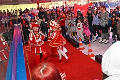 Karneval ONI CE 2025-01-24 31  Karneval ON ICE mit Prinzenwiegen - Das Prinzenwiegen der kleinen wie großen Tollitäten war neu im Programm der dritten Auflage von „Karneval ON ICE“ in der PreZero Rheinlandhalle . Dazu Eislaufen bei karnevalistischem Tönen. Dann wurde  auch noch Eishockey gespielt, Team Karneval gegen Team Rathaus, mit dem Sieg in diesem Jahr für das Team Rathaus. : DVPJ, Prinz, Prinzessin, Pagen, HDK, Duisburg, Karneval, Helau, Tollität, Event, Session 2024, Session 2025, Holger II, Phil II., Mia I., Hauptausschuss, Gemeinschaft, Hauptausschuss Karneval Duisburg, Duisburg ist echt