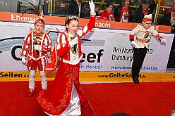 Karneval ONI CE 2025-01-24 37  Karneval ON ICE mit Prinzenwiegen - Das Prinzenwiegen der kleinen wie großen Tollitäten war neu im Programm der dritten Auflage von „Karneval ON ICE“ in der PreZero Rheinlandhalle . Dazu Eislaufen bei karnevalistischem Tönen. Dann wurde  auch noch Eishockey gespielt, Team Karneval gegen Team Rathaus, mit dem Sieg in diesem Jahr für das Team Rathaus. : DVPJ, Prinz, Prinzessin, Pagen, HDK, Duisburg, Karneval, Helau, Tollität, Event, Session 2024, Session 2025, Holger II, Phil II., Mia I., Hauptausschuss, Gemeinschaft, Hauptausschuss Karneval Duisburg, Duisburg ist echt
